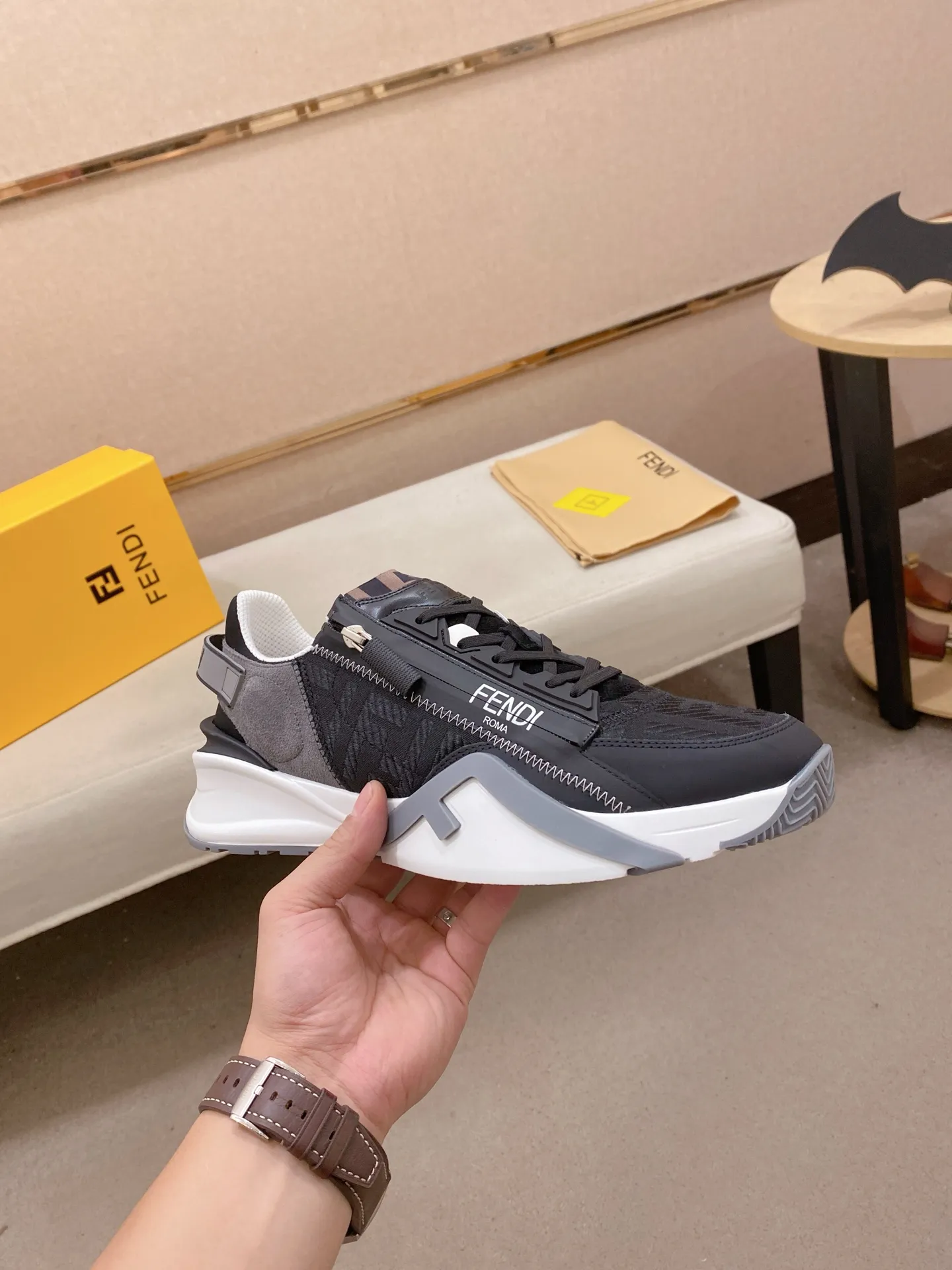 Factory price: 540💰(high version) [Fendi] Fendi’s latest casual shoes for men! Available at counters simultaneously! A one-to-one replica of the original. Made entirely of imported top-grain calfskin, the interior is made of top-grain water-dyed cowhide, and the original factory-supplied rubber outsole. Leading new fashion concepts. Matching code: 38-44 can be customized, 45 is not returnable!